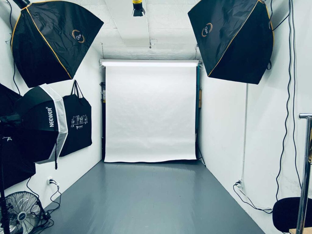 Spacious interior of Photo Studio 308 with white cyclorama wall, ideal for fashion and editorial shoots.