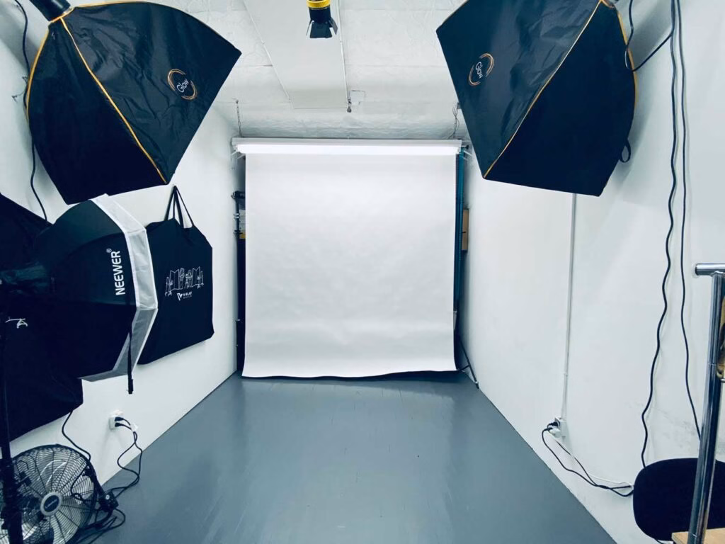 Spacious interior of Photo Studio 308 with white cyclorama wall, ideal for fashion and editorial shoots.